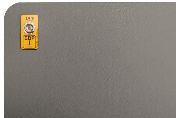 Das Bild zeigt eine graue Oberfläche mit einer abgerundeten Ecke. Oben links befindet sich ein gelbes Etikett mit dem Text "DPV EBP" und einer Befestigungsstelle.