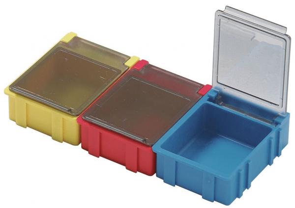 Das Bild zeigt drei kleinere Aufbewahrungsbehälter in Reihenfolge: gelb, rot und blau. Der blaue Behälter hat einen transparenten Deckel, während die anderen zwei geschlossen sind.