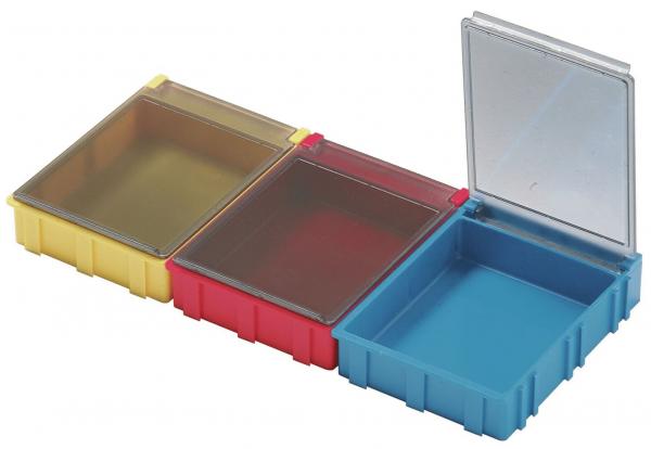 Das Bild zeigt drei kleine Aufbewahrungsboxen in Gelb, Rot und Blau. Die Gelbe und die Rote sind geschlossen, die Blaue hat einen Deckel, der geöffnet ist. Sie sind aus Kunststoff.
