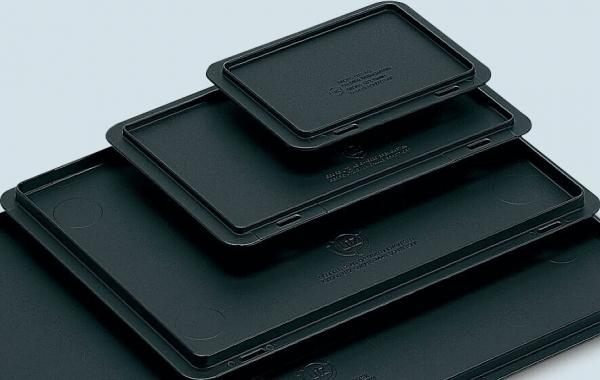 Das Bild zeigt mehrere schwarze, rechteckige Tabletts in unterschiedlichen Größen. Sie sind übereinander gestapelt, wobei das größte unten und das kleinste oben liegt.