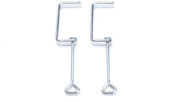 Das Bild zeigt zwei silberne Metallklammern. Jede hat eine C-Form mit einem langen, geraden Schaft und einem kleinen, dreieckigen Ende. Sie sind nebeneinander angeordnet.