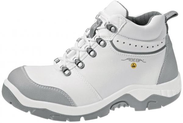 The shoe is a white half-shoe with gray accents. It has a high shape and laces, with a sturdy sole for good grip. There is a small marking on the side.