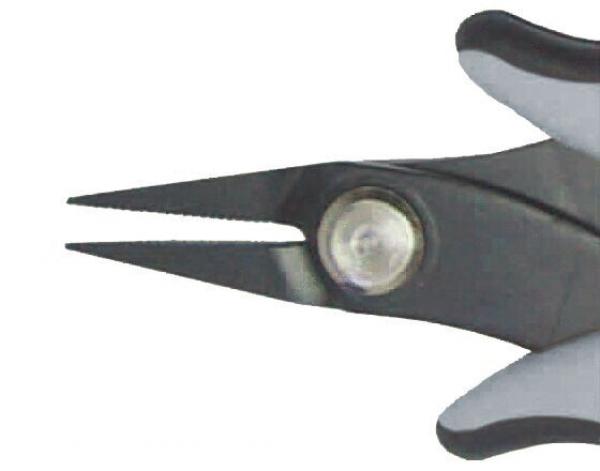 Das Bild zeigt die Spitze einer Schere. Die Griffe sind grau und schwarz, und die Schneide ist schmal und spitz. In der Mitte ist ein Schraubenkopf sichtbar.