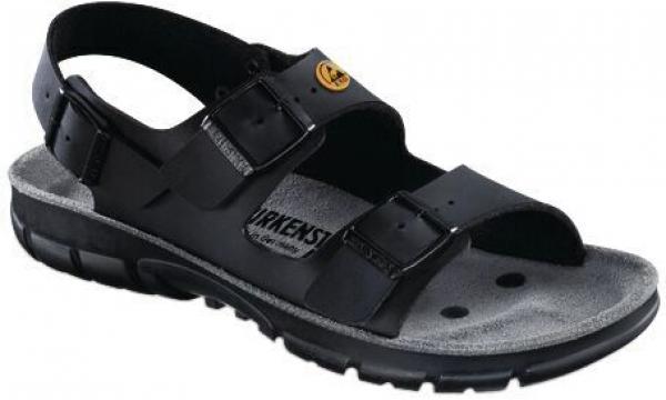 Die Abbildung zeigt eine schwarze, offene Sandale mit zwei breiten Riemen und einer rutschfesten Sohle. Der Schuh ist leicht und eignet sich gut für warmes Wetter.