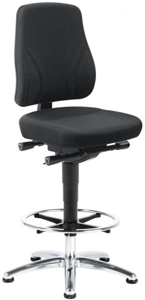 Der Stuhl hat eine hohe, gepolsterte Rückenlehne und eine schwarze Sitzfläche. Die Höhe lässt sich einstellen. Er steht auf einem verchromten Fuß mit fünf Rollen.