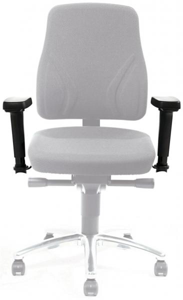 Es handelt sich um einen ergonomischen Bürostuhl mit einem grauen Stoffbezug. Die Rückenlehne hat eine gewölbte Form und die Armlehnen sind schwarz. Der Stuhl hat Rollen und einen stabilen Fuß.