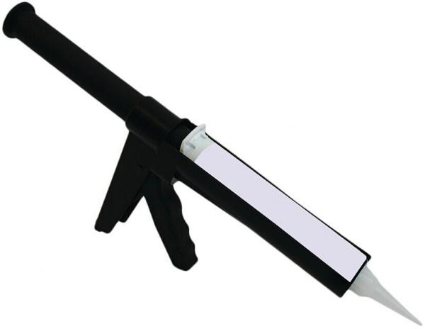 Das Bild zeigt eine schwarze Kartuschenpistole mit einem Griff und einem spitzen Auslass. Sie wird verwendet, um Materialien wie Kleber oder Dichtstoffe zu dosieren.