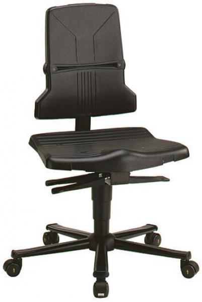 Der Stuhl ist ergonomisch gestaltet, mit einer hohen Rückenlehne und einer breiten Sitzfläche. Er ist schwarz, hat Rollen und eine verstellbare Höhe. Ideal für Büros.
