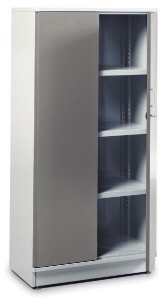 Es handelt sich um einen großen Kühlschrank mit einer silbernen Fronttür und mehreren Regalen im Inneren. Die Tür ist glatt und öffnet nach außen, um Zugriff auf den Stauraum zu ermöglichen.