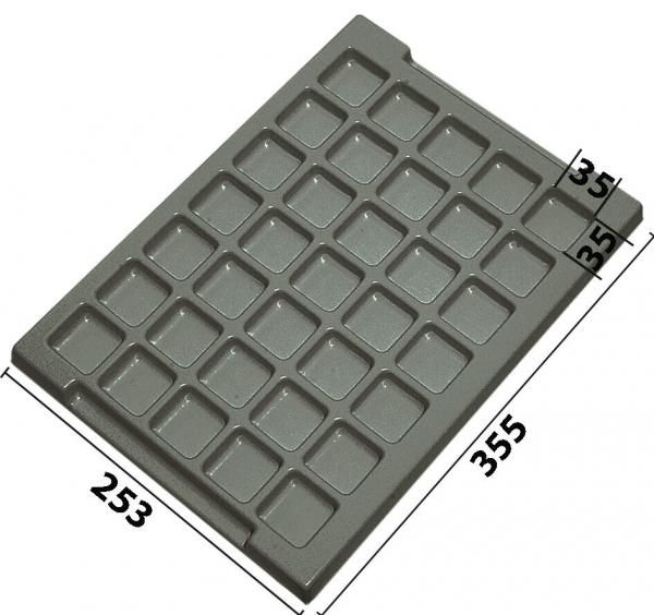 Das Bild zeigt eine rechteckige, graue Kunststoffform mit 28 kleinen quadratischen Vertiefungen. Sie hat eine längliche Seite und ist in der Größe 355 mm x 253 mm.
