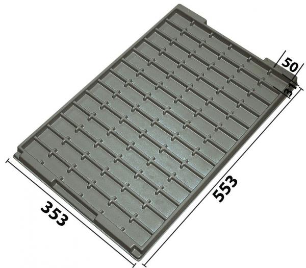 Das Bild zeigt ein rechteckiges graues Kunststofftablett mit vielen kleinen länglichen Vertiefungen für die Ablage. Maße: 553 mm x 353 mm, Höhe 50 mm. Es ist stabil und funktional.