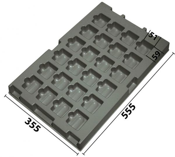 Das Bild zeigt eine graue Kunststoffplatte mit mehreren Vertiefungen, in denen kleine Objekte abgelegt werden können. Die Platte hat die Maße 355 mm x 555 mm und ist 51 mm hoch.