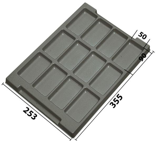 Das Bild zeigt eine rechteckige Ablage mit zehn rechteckigen Fächern. Die Ablage ist grau und hat eine glatte Oberfläche. Maße: 355 mm lang, 253 mm breit, 50 mm hoch.