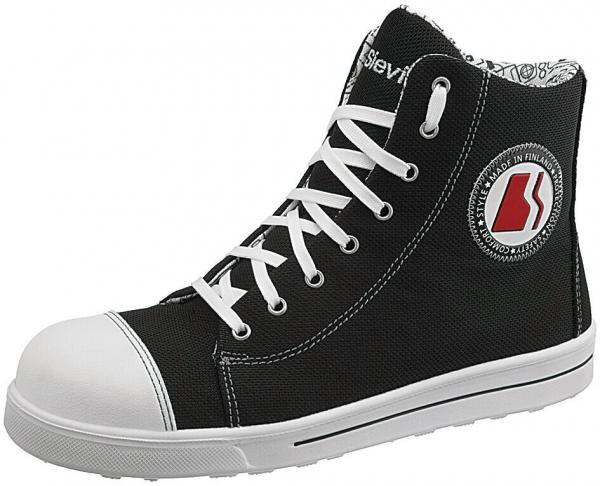Der Schuh ist ein schwarzer, hoher Sneaker aus Stoff. Er hat weiße Schnürsenkel und eine gummierte, runde Zehenkappe. Auf der Seite ist ein rotes Logo mit einem weißen Kreis.