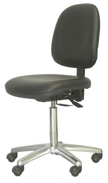 Der Bürostuhl hat eine schwarze, gepolsterte Sitzfläche und Rückenlehne. Er steht auf einem verchromten Fuß mit fünf Rollen, die eine einfache Bewegung erlauben. Die Sitzhöhe ist verstellbar.