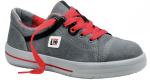 Preview: Der Schuh ist ein grauer Sneaker mit rot-schwarzen Schnürsenkeln. Er hat eine weiße Sohle und ein sportliches Design. Die Zunge ist leicht gepolstert und der Schuh wirkt bequem.