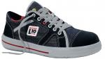 Preview: Der Schuh ist ein sportlicher Sneaker in Dunkelblau mit grauen Schnürsenkeln und roten Akzenten. Er hat eine graue Gummisohle und ein modernes, lässiges Design.