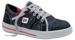 Preview: Der Schuh ist ein lässiger Sneaker mit einer Kombination aus dunkelblauem Stoff und grauem Leder. Er hat eine weiße Gummisohle und rote Akzente. Die Schnürsenkel sind grau.
