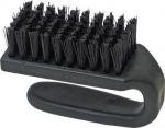 Preview: Das Bild zeigt eine schwarze Bürste mit einem ergonomischen Griff. Der Bürstenkopf hat viele kurze Nylonborsten, die dicht angeordnet sind und für Reinigung oder Pflege verwendet werden.
