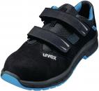 Preview: Der Schuh ist schwarz mit blauen Akzenten. Er hat eine weiche, samtartige Oberfläche und drei breite Klettverschlüsse. Die Sohle ist robust und leicht profiliert.