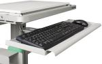 Preview: Das Bild zeigt einen Schreibtisch mit einer ausziehbaren Tastaturablage. Auf der Ablage liegt eine schwarze, flache Tastatur und daneben eine schwarze Computermaus. Die Oberfläche ist hellgrau.