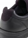 Preview: Das Bild zeigt die Rückseite eines schwarzen Sneakers. Der Schuh besteht aus einer glatten Lederoberfläche und hat eine gepolsterte, dunkelblaue Einstiegskante.