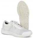 Preview: Auf dem Bild ist ein sportlicher, weißer Schuh zu sehen. Der Schuh hat ein atmungsaktives Obermaterial aus Mesh und eine hellgraue Gummisohle mit einem rutschfesten Profil.