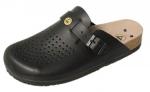 Preview: Der Schuh ist ein schwarzer Clog aus leichtem Material. Er hat ein Lochmuster, ist vorne offen und hat einen Riemen mit einer Schnalle für Halt. Die Sohle ist leicht erhoben.