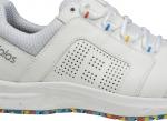 Preview: Das Bild zeigt einen weißen Sportschuh mit perforierten Details an der Seite. Er hat eine graue, atmungsaktive Innensohle und eine bunte Gummisohle mit verschiedenen Farben.