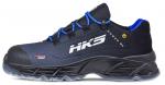 Preview: Der Schuh ist sportlich, hauptsächlich schwarz mit blauen Akzenten. Er hat eine stabile, rutschfeste Sohle und eine verstärkte Zehenkappe. Die Schnürsenkel sind farblich passend und robust.