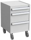 Preview: Der Bürocontainer ist quadratisch und hat eine glatte, graue Oberfläche. Er steht auf Rollen und hat drei Schubladen mit metallischen Griffen. Ideal für Stauraum im Büro.