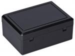 Preview: Es ist eine rechteckige, flache Box aus schwarzem Kunststoff. Die Oberseite ist glatt und eben, die Kanten sind leicht abgerundet. Die Box hat einen Klappdeckel und eine robuste Bauweise.