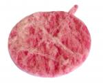 Preview: Das Bild zeigt eine runde, flache Form in sanften Rosa-Tönen, die aus einem leichten, filzigen Material besteht. An einer Seite ist ein kleiner, schmaler Griff vorhanden.