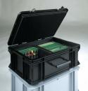 Preview: Das Bild zeigt eine schwarze, kastenförmige Box mit einem geöffneten Deckel. Darin sind grüne Platinen sowie einige bunte Knöpfe und Stecker sichtbar. Die Box steht auf einem grauen Untergrund.