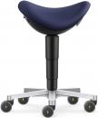 Preview: Das Bild zeigt einen ergonomischen Hocker mit einer schalenförmigen blauen Sitzfläche. Er hat einen schwarzen, hydraulischen Ständer und eine silberne Basis mit fünf Rollen.