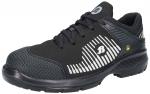 Preview: Der Schuh ist ein sportlicher, schwarzer Sneaker mit einer strukturierten, rutschfesten Sohle. Er hat Schnürsenkel und seitliche, diagonale weiße Streifen. Er wirkt lässig und funktional.