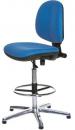 Preview: The office chair has a round, padded seat in blue and a high, also blue backrest. It stands on a chrome-plated base with five movable casters.