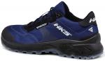 Preview: Der Schuh ist ein sportlicher, blauer Trailrunner mit reflektierenden Details und einer stabilen, gummierten Sohle. Er bietet guten Halt und ist für unebenes Gelände geeignet.