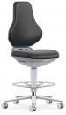 Preview: The chair has a black, ergonomically shaped backrest and seat. It stands on a silver base with a wide, round base and casters, ideal for mobility.