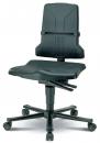Preview: The chair has a black, ergonomic seat and a high backrest. It stands on a five-ray base with casters, making it mobile.