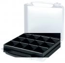 Preview: Das Bild zeigt eine schwarze, rechteckige Box mit 12 Fächern. Sie hat einen transparenten Deckel und einen Griff an einer Seite, ideal zur Aufbewahrung von kleinen Gegenständen.